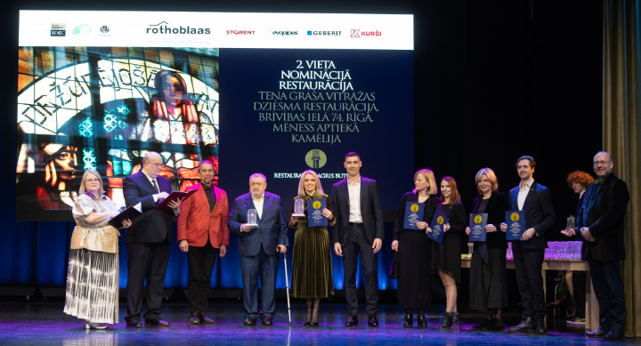 Prestižā Latvijas Būvniecības gada balva vitrāžai “Dziesma” Mēness aptiekā “Kamēlija”