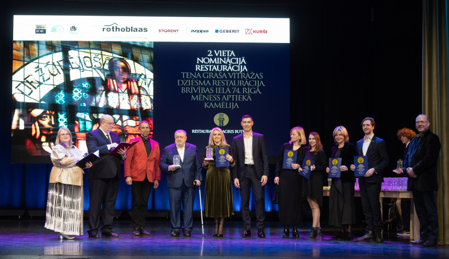 Prestižā Latvijas Būvniecības gada balva vitrāžai “Dziesma” Mēness aptiekā “Kamēlija”