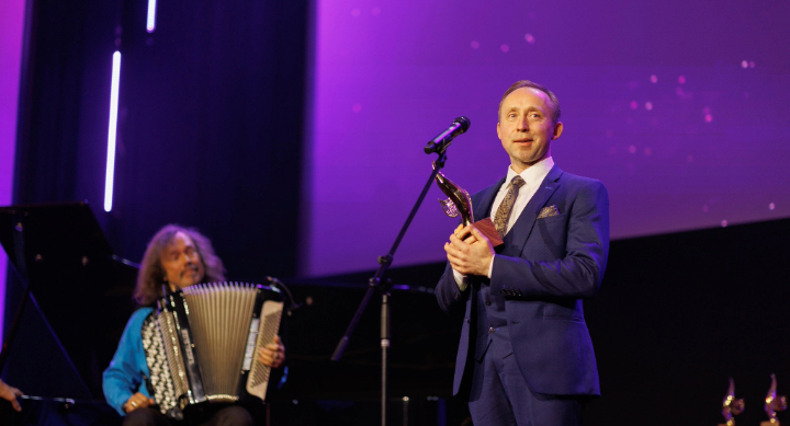 Veselības centru apvienība dentist Ģirts Bīriņš awarded at the Annual Medical Awards